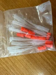Клей EVER JS-50 SUPER GLUE 36g 20шт, пластиковые насадки белого цвета с крышками красного цвета 20шт. Годные остатки насадок на клей и клея. Какие-либо сертификаты соответствия или декларации о соответствии не предоставлены. В соответствии с проведенным исследованием, установлено не соответствие…