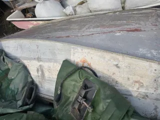 Маломерное судно 2 шт., преобразователь 1 шт., АКБ Numax 1 шт., АКБ Атлант 1 шт., алюминиевая лодка 1 шт., автомобильная фара 1 шт.