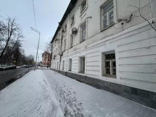 Имущество, находящееся в собственности Ярославской области, расположенное по адресу: Ярославская область, г. Ярославль, пл. Челюскинцев, д. 10/3, с земельным участком Здание, кадастровый номер 76:23:030716:40, назначение: нежилое, количество этажей 3, в том числе подземных 0, площадь 809,6 кв. м…