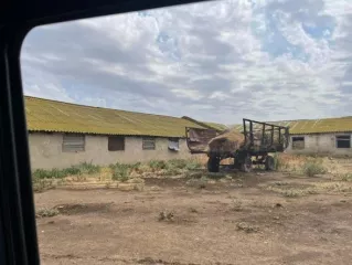 Кошара, назначение: нежилое, площадью 884,9 кв.м., Литер Б, кадастровый номер 61:32:0600007:7602;
Земельный участок, категория земель: земли сельскохозяйственного назначения - под размещение здания кошары, площадью 1 040 кв.м., кадастровый номер 61:32:0600007:7682