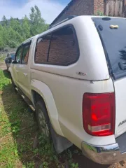 Volkswagen Amarok, 2011 года, 163 л.с., АКПП. Транспортное средство: автомобиль Volkswagen 2H Amarok, год выпуска: 2011, VIN: WV1ZZZ2HZCA004848, регистрационный знак: Х 392 КН 19, цвет белый. Неисправен двигатель, следы коррозии на кузове, вмятины на капоте.