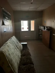 Административное здание 992,2 кв. м, право аренды участка 3559 кв. м, Республика Хакасия. Административное здание, общежитие на 48 мест, назначение: нежилое помещение, 3-х этажное, общей площадью 992,2 кв. м, адрес (местонахождение) объекта: Республика Хакасия, г. Саяногорск, пгт. Майна…