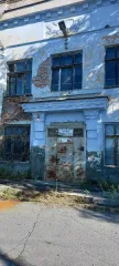Нежилое здание 1852,8 кв.м, Челябинская область, г. Сатка, назначение: нежилое, количество этажей: 3, расположенное по адресу: Челябинская область, Саткинский район, г.Сатка, ул. Сергея Маринина, д.4, кадастровый номер 74:18:0805047:1132 с земельным участком, площадью: 3687+/- 12,15 кв.м…
