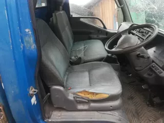 Грузовой-бортовой автомобиль, марка: Mitsubishi модель: Canter, год изготовления: 2002 г.в., г/н: А856УВ125, цвет: Синий. Рабочий объем двигателя 5249 куб. см, мощность 140 л/с (105 кВт), изготовитель: Mitsubishi (Япония), тип двигателя: Дизельный. Кузов: по всему кузову имеются сколы и ржавчина…