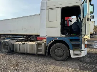 DAF 1999 Автомобиль тягач седельный DAF 1999 г.в., регистрационный знак Н780ХР/126 регион, цвет белый, мощность двигателя 315 л.с., идентификационный номер XLRTE47XSOE493168, с видимыми дефектами и повреждениями, возможны скрытые повреждения и дефекты. Наличие ПТС транспортного средства: нет…