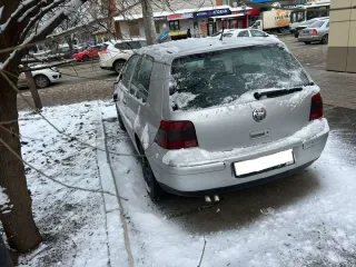 Volkswagen Golf 2001, модель: Golf, год выпуска: 2001, цвет: Серебристый, VIN: WVWZZZ1JZ1W695019, вид собственности: индивидуальная. Особенности тех. состояния: сломано левое боковое зеркало, битое правое крыло, коррозия колесных арок.