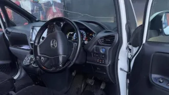 Toyota Voxy, 2015 года, 99 лс, 171000 км, АКПП. Неисправности: ошибка по датчику АБС (после замены ступицы); в январе 2026 перестала включаться магнитола (в морозы, подсветка рамки загорается, но магнитола не запускается); по кузову имеются сколы еще с Японии; крышка багажника перекрашена в 2024…