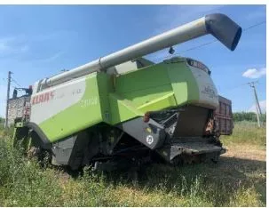 Зерноуборочный комбайн CLAAS LEXION 560 2007 года выпуска, заводской номер 58403860, государственный номер 8452НН52. Не на ходу. Некомплектный: отсутствует АКБ, две задние ступицы, колеса – 4 штуки, электронные блоки управления.