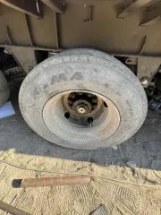 Полуприцеп с бортовой платформой ВАН, 1993 г.в., г/н АВ402203, номер шасси (рамы): 72819, цвет серый. На правой стороне отсутствует борт.