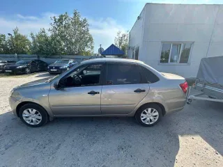 LADA Granta 2021, седан, серый, госномер Е525СВ186, VIN XTA219040N0822042, ЭПТС 1643 01040501477, СТС 99 44 703599. Вмятина возле левой передней фары.