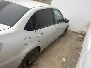 Lada Granta 2023 года, серая, 25379 км. Мощность двигателя 106 л.с. (1.6 л), бензин, экологический класс 2. VIN: XTA219070R0991551, госномер Х948ОК05. Автомобиль на ходу, значительных проблем нет. Менялся усилитель бампера, ремонт коробки (вылетели сателлиты), замена передней ходовой. На заднем…