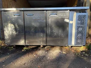 Finist СХСм-700-3 холодильный стол. Является бывшим в употреблении имуществом, могут иметься скрытые недостатки.