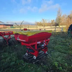 Разбрасыватель минеральных удобрений двухдисковый навесной АНТ СН-1000LT, 2022 год. Инвентарный номер 104000088, заводской номер 44714. Категория 2, масса 210 кг. Производитель AGROHASAT. Состояние б/у.