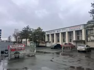 Имущественный комплекс: здание (административное с магазином и СТО), назначение: нежилое, общая площадь 2491,4 кв.м, количество этажей: 1-3, адрес: Новосибирская область, город Новосибирск, Ленинский район, ул. Станционная, д. 62, кадастровый номер: 54:35:061490:2082. Здание расположено на…