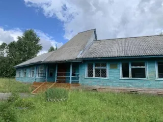 Здание школы №34, 239,5 кв.м, земельный участок 3431 кв.м, Архангельская область. Здание «Прилуцкой начальной общеобразовательной школы №34», с кадастровым номером 29:01:120406:495, площадью 239,5 кв.м., расположенное по адресу: РФ, Архангельская обл., м.о. Вельский, д. Прилуцкая, ул. Солнечная, д…