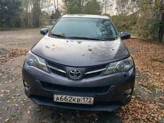 Toyota RAV4 2014 года, 146 лс, полный привод, АКПП. Номер двигателя 3ZR 6001150; VIN: JTMZDREV90J001677. Состояние кузова (внешний осмотр): вид спереди: бампер, решётка радиатора, капот, оптика — на общем ракурсе видимых повреждений не выявлено; на капоте и лобовом стекле — опавшая листва. Вид…