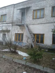 Здание кинопроката площадью 1430,4 кв.м, кадастровый номер 44:27:070104:946; здание гаража площадью 249,3 кв.м, кадастровый номер 44:27:070104:942; здание склада площадью 261,6 кв.м, кадастровый номер 44:27:070104:948. Земельный участок площадью 4393 кв.м, категория земель: земли населенных…