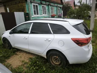 Kia Ceed 2013 года, 129 лс, 227875 км. Легковой автомобиль, марки KIA, модели CEED JD, VIN: XWEHM812AE0002735, 2013 года выпуска. На лобовом стекле трещина с пассажирской стороны, по кузову есть коррозия, в моторе нужно менять масло. Фактическое состояние транспортного средства определяется…