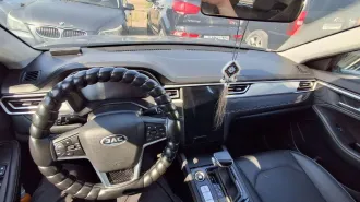 Транспортное средство JAC J7, 2023 года выпуска, идентификационный номер  VIN : MX1J7AGGXPK018053, модель, № двигателя: P3300527, кузов  коляска  №: MX1J7AGGXPK018053. Начальная цена 738 000 руб. 00 коп.