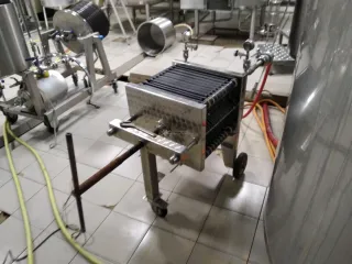 Пивоваренное технологическое оборудование BLONDERBEER.Tuere N 2000 I (пивоваренный завод) «BLONDERBEER.Туре N 2000 I», состоящее из: Бойлер. Сек-01. blonderbeer (1 шт.); фильтрационная емкость ССЕ-01. blonderbeer (1 шт.); Заторно сусловарочный котел СЕС-01. blonderbeer (2 шт.); ВИРПУЛ…