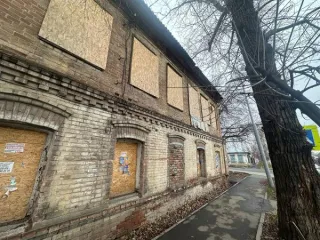 Нежилое здание 275,6 кв.м и земельный участок 570 кв.м, г. Оренбург. Здание, назначение: нежилое, количество этажей: 2, в том числе подземных этажей: 0, площадь 275,6 кв. м, кадастровый номер: 56:44:0443002:24, адрес: г. Оренбург, ул. Казаковская, 50; земельный участок, категория земель: земли…