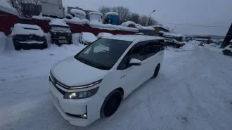 Toyota Voxy, 2015 года, 99 лс, 171000 км, АКПП. Неисправности: ошибка по датчику АБС (после замены ступицы); в январе 2026 перестала включаться магнитола (в морозы, подсветка рамки загорается, но магнитола не запускается); по кузову имеются сколы еще с Японии; крышка багажника перекрашена в 2024…