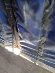 Прицеп Montracon 1996 года, идентификационный номер SMRC3A04496D54440. Техническое описание: Гнилой. Тент рваный, стойки сгнили и отвалились. Ворота плохие, резина под замену. Одно колесо отсутствует. Лопнули две пневмоподушки. Тент бока и крыша не работают.