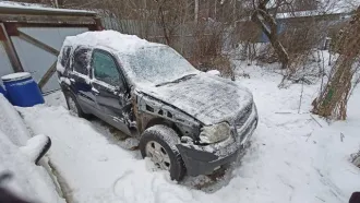 Ford Escape 2003 года, черный. VIN кузова: 1FMCU93163KA24592. На ходу, автоматическая коробка передач. Имеется коррозия кузова, трещины на лобовом стекле. Требуется ремонт ходовой части и замена рулевой рейки. Отсутствует правое переднее крыло. Двигатель требует ремонта. Правая передняя дверь под…