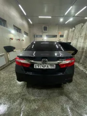 Toyota Camry, 2013 года, 181 лс, 265400 км, АКПП. Автомобиль марки TOYOTA, модель CAMRY, год выпуска 2013, идентификационный номер (VIN): XW7BF4FK10S031357. Состояние автомобиля: Есть трещина в передней правой фары, бампер задний сломан, небольшая вмятина на багажнике, акпп требует ремонта.