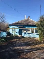 1/3 доля жилого здания с кадастровым номером 36:31:0100051:220, площадью 79.8, по адресу: Воронежская область, р-н Хохольский, рп. Хохольский, ул. Шуры Лавлинской, д. 195, расположенного на 1/3 доле земельного участка для ведения личного подсобного хозяйства с кадастровым номером 36:31:0100051:256…