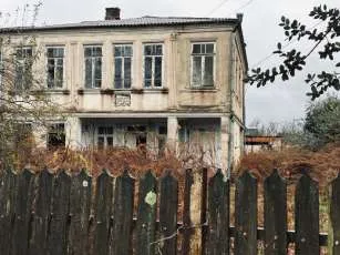 Нежилое помещение, ранее жилой дом, количество этажей – 2, площадь застройки – 143,8 кв. м, полезная площадь – 162,8 кв. м, площадь здания внутренняя около 276,14 кв. м, площадь здания с верандами около 361,08 кв. м, расположенное на земельном участке 2497 кв. м, находящееся в селе Елыр…