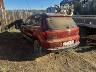 Volkswagen Tiguan 2014 года выпуска. VIN: XW8ZZZ5NZEG113455. Двигатель №: CAW 193325. Цвет: вишнево-красный.