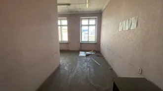 Нежилое помещение общей площадью 27,7 кв.м., с кадастровым номером 42:30:0303096:358, расположенное по адресу: Кемеровская область – Кузбасс, г. Новокузнецк, ул. ДОЗ, д. 17-А, пом. 7. Состояние: удовлетворительное. Помещение находится на этаже № 2 нежилого здания. Общие сведения об ограничениях и…