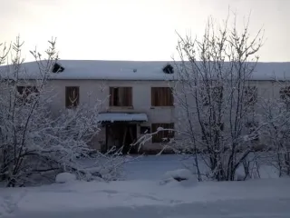 Контора и здание радиостанции, 792,8 кв. м, Иркутская область. Здание, назначение: нежилое, наименование: Контора, площадь: 764,7 кв. м, кадастровый номер 38:18:010302:74. Здание, назначение: нежилое, наименование: здание радиостанции, площадь: 28,1 кв. м, кадастровый номер: 38:18:010302:68…