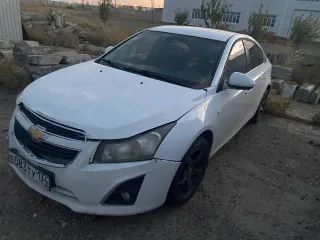 Chevrolet Cruze 2013 года, 141 л.с. Кузов белый, VIN: XUFJF695JD3027390, госномер Е083ТУ134. Автомобиль неисправен, имеет повреждения кузова и ЛКП.