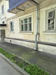 Однокомнатная квартира, назначение жилое, общая площадь 29,8 кв.м., расположенное по адресу: КБР, Чегемский район, с.п.п.Звездный, ул.Ленина, д.28, кв. №13, этаж-2, с кадастровым номером 07:08:1000001:411. Общие сведения об ограничениях и обременениях: нет. Кадастровая стоимость: 356799.13…