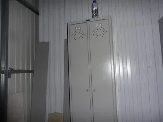 Шкафы металлические двустворчатые 75 штук.