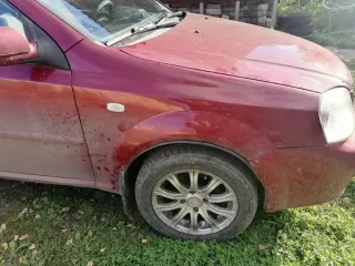 Chevrolet Lacetti 2008 года, красный цвет. Государственный номер О943НР43, VIN: KL1NF197J8K901316. Находится в Кировской области, Юрьянский район, пгт. Юрья, ул. Кооперативная, д. 10А. Имеется обременение в виде арестов и залога в пользу ПАО «Совкомбанк».