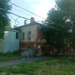 Нежилое здание 121,5 м² с участком 1320 м², Кирсанов, Тамбовская область. Здание, назначение: нежилое, с земельным участком, расположенного по адресу: Тамбовская область, г.Кирсанов, ул. Гоголя, дом 7. Здание, назначение: нежилое, (многоквартирный дом) признано аварийным и подлежащим сносу или…