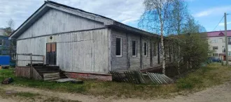 Земельный участок площадью 1995 кв.м., кадастровый номер 83:00:050024:65 (реестровый номер федерального имущества П11810000023), категория земель – земли населенных пунктов, вид разрешенного использования – под административное здание, с расположенным на нем объектом недвижимости – нежилое здание…