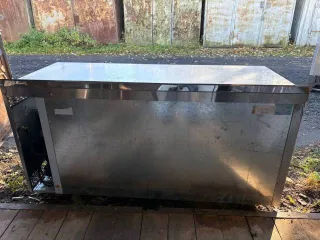 Finist СХСм-700-3 холодильный стол. Является бывшим в употреблении имуществом, могут иметься скрытые недостатки.