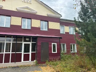 Административное здание 992,2 кв. м, право аренды участка 3559 кв. м, Республика Хакасия. Административное здание, общежитие на 48 мест, назначение: нежилое помещение, 3-х этажное, общей площадью 992,2 кв. м, адрес (местонахождение) объекта: Республика Хакасия, г. Саяногорск, пгт. Майна…