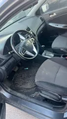 Хэтчбек Hyundai Solaris 2013 года, черно-серый цвет, VIN Z94CT51CBDR079730
