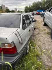 Daewoo Nexia 2002 года, годные остатки. VIN: ULV3L31UD2A133746. Передняя часть кузова имеет многочисленные повреждения: деформация переднего лонжерона; отсутствует передний бампер; вмятины на крышке капота, переднем правом крыле, переднем левом крыле; разбита передняя правая фара; оторвано зеркало…