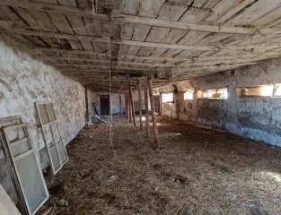 Здание кад. № 26:09:020901:8, пл. 1488.60 кв. м. по адресу СК, Туркменский район, с. Камбулат, МТФ №2.