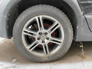 Volvo XC70, VIN: YV1BZ714681034371, 2008 год выпуска, цвет черный. Все запреты и ограничения с реализуемого имущества покупатель снимает самостоятельно (как новый собственник).