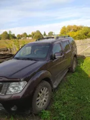 Nissan Pathfinder 2012 года, универсал. Дизельный двигатель 190 л.с., цвет серо-сиреневый, VIN: Z8NJVWR51CS000651. На ходу. Пробег 232 220 км. Недостатки: вмятина на правом переднем крыле, замят левый порог, есть царапины и сколы на кузове.