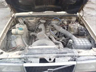 Volvo 740, 1987 года, 100 лс, VIN YV1744833H2090632, гос рег. номер О 742 УО 154. Автотранспортное средство находится в условно пригодном техническом состоянии – автомобиль не на ходу, требует ремонта/замены стоек, подшипников, рулевых тяг, тормозных колодок, тормозных суппортов, заднего моста…