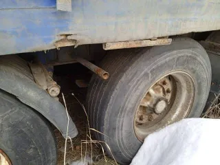 Прицеп Montracon 1996 года, идентификационный номер SMRC3A04496D54440. Техническое описание: Гнилой. Тент рваный, стойки сгнили и отвалились. Ворота плохие, резина под замену. Одно колесо отсутствует. Лопнули две пневмоподушки. Тент бока и крыша не работают.