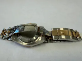 Rolex Datejust 126283RBR Наручные часы «Rolex Datejust ref. 126283RBR» (на часах указан идентификационный номер«9H3C8511»), корпус круглый, из металла серебристого цвета со вставкой из металла золотистого цвета и прозрачными камнями по кругу и на циферблате часов. Браслет из металла серебристого…